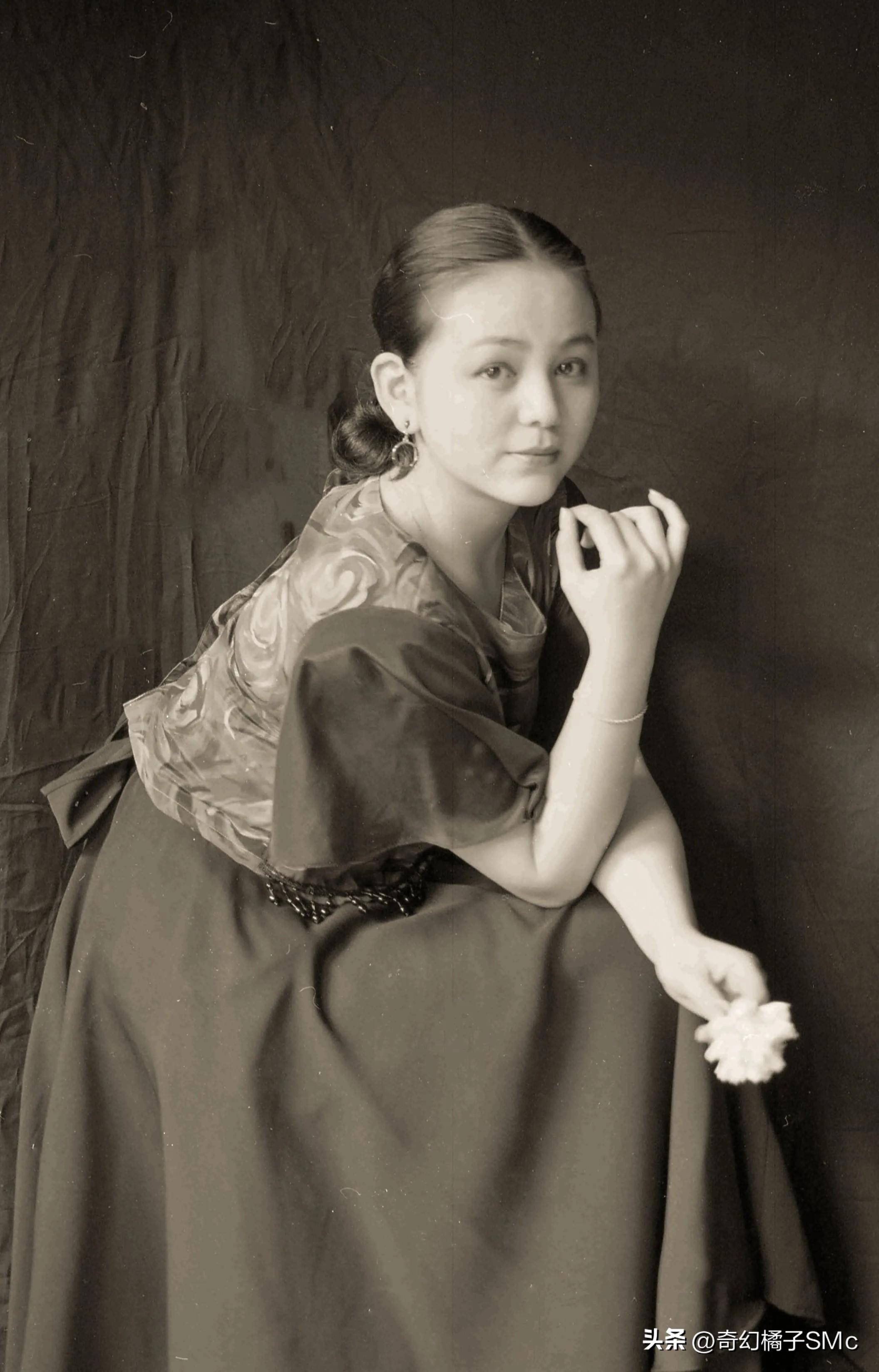 王琳晒22岁时年轻旧照,网友:好像油画中的女孩,温婉又有力量