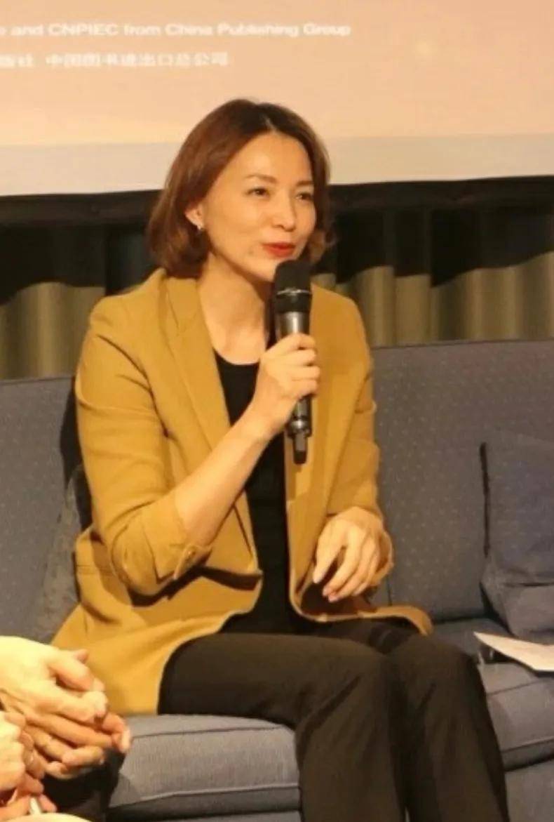 董卿罕露面!穿西装优雅知性,脸上没有一丝皱纹,美得像换了个人