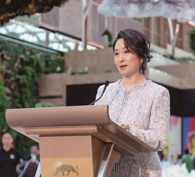 周凯旋结识李嘉诚后,3年内赚4亿,陪伴29年乃红颜知己不求名分