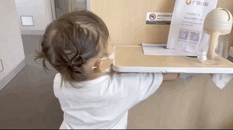 高铁上一对情侣抱怨孩子太吵被家长怒怼：你家不生小孩吗？-高铁上有孩子一直吵,怎么投诉