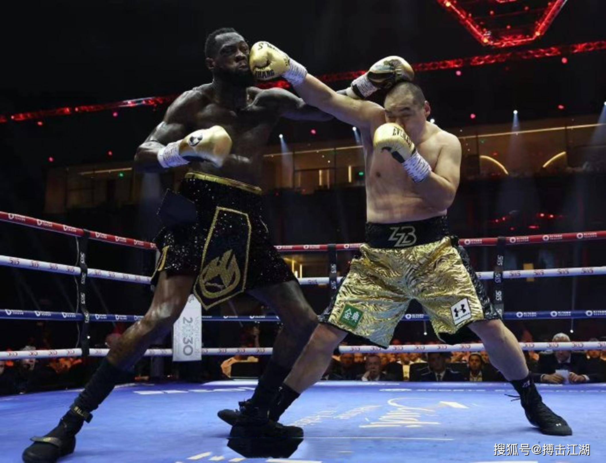 张君龙的体重为285磅,雷诺索的体重为221磅.