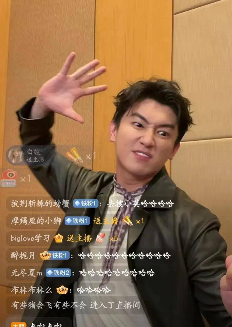 杨旭文新加坡首映礼后疯狂营业,模仿秦孝白贡献表情包,网友直呼"太逗
