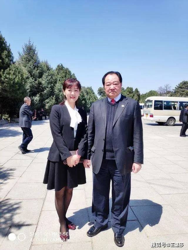 如下是许海峰和妻子的结婚照片,妻子年轻时候看起来还是很美丽,而女儿