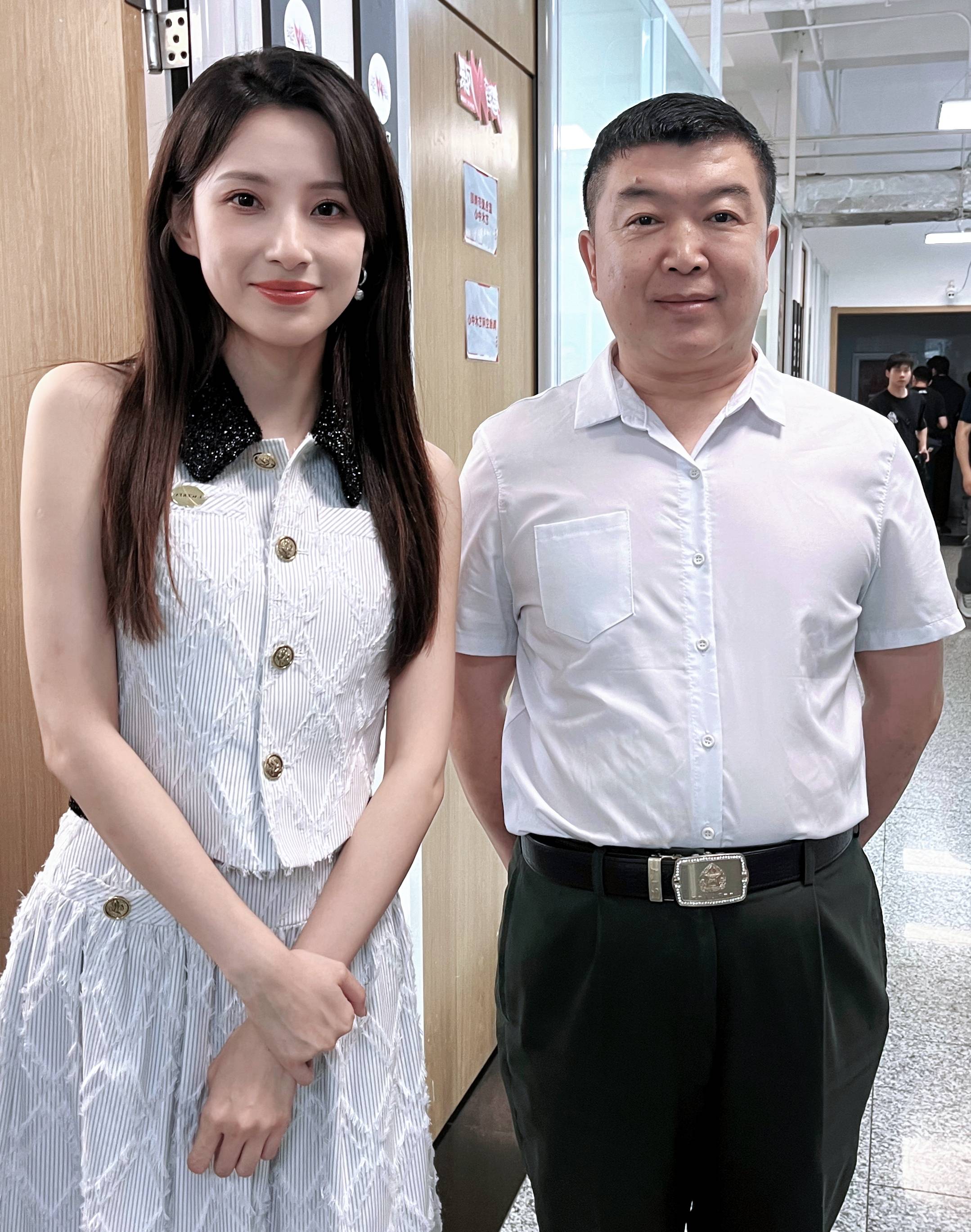 总制片人刘嘉有参加央视演播室录制节目与主持人合影留念