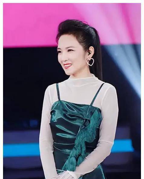 央视主持管彤:嫁给普通丈夫,42岁当高龄产妇,坚决不去演艺圈