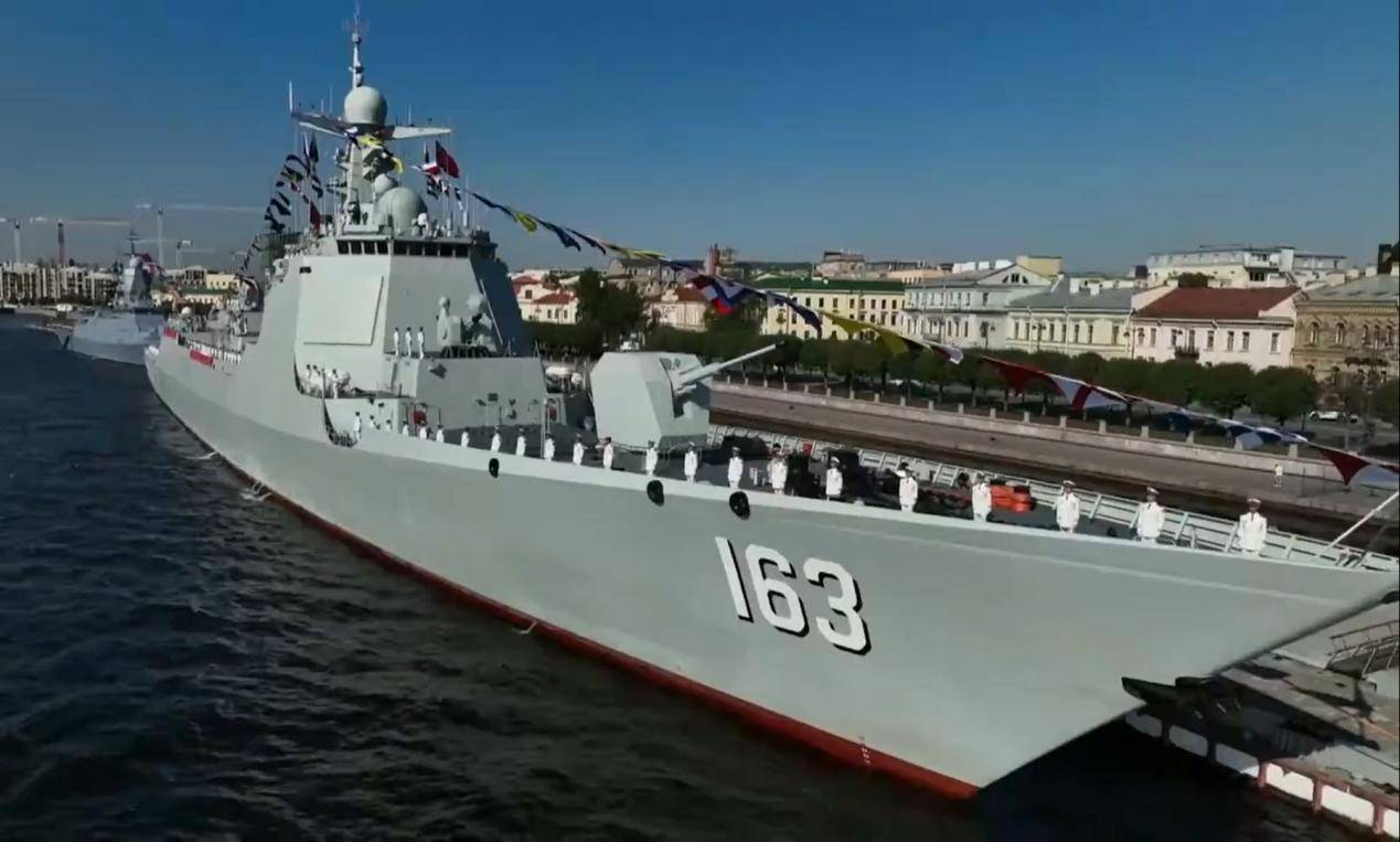 此次访问圣彼得堡的焦作舰,是我国自主研究设计建造的新型导弹驱逐舰
