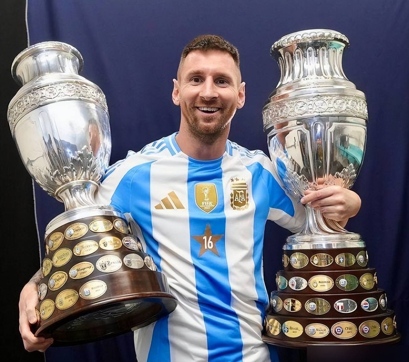 身高1米68的埃利奥特,球风酷似梅西.