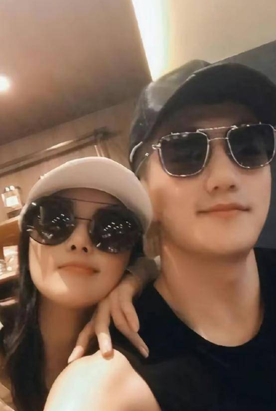 张馨予海边度假美如仙,和老公何捷温柔对视,情侣装亮相超养眼