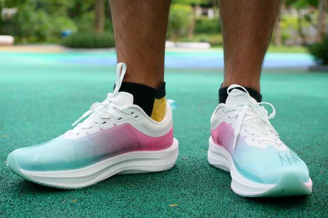 天越清风轻弹碳板跑鞋：解锁你的赛道新速度，多色任选，轻盈如飞