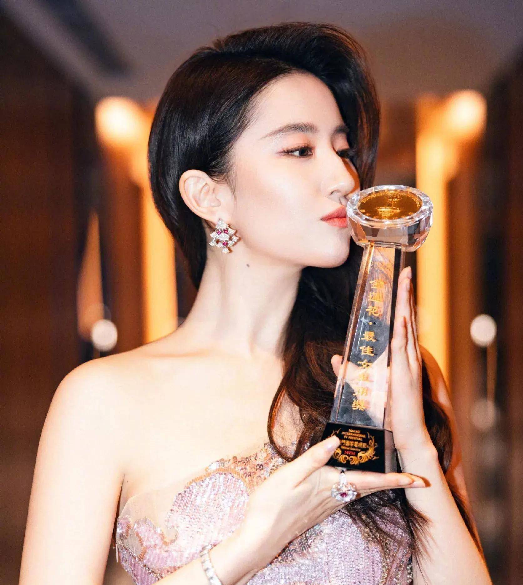 36岁刘亦菲,身材竟然这么绝!