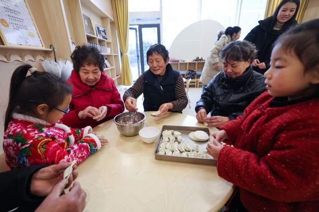 时评：探索“老幼共养” 守护“朝夕美好”_体系_养老_老人
