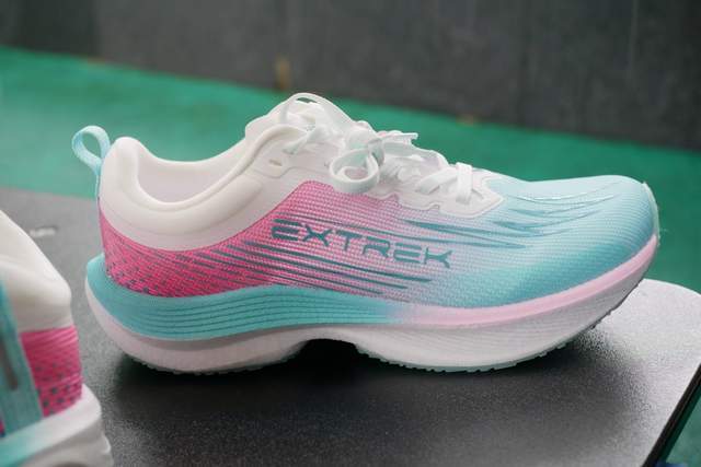 天越清风轻弹碳板跑鞋：解锁你的赛道新速度，多色任选，轻盈如飞