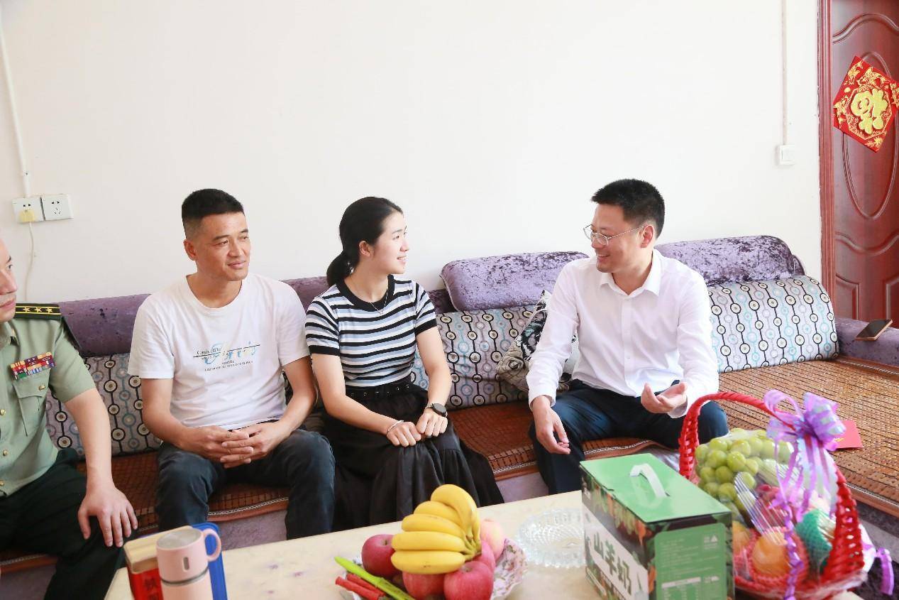 市委书记王锐入户看望二等功臣家属临近"八一"建军节,广汉市委,市人大