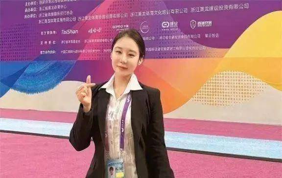 邓琳琳心中充满自豪,因为她看到了时代的不断进步