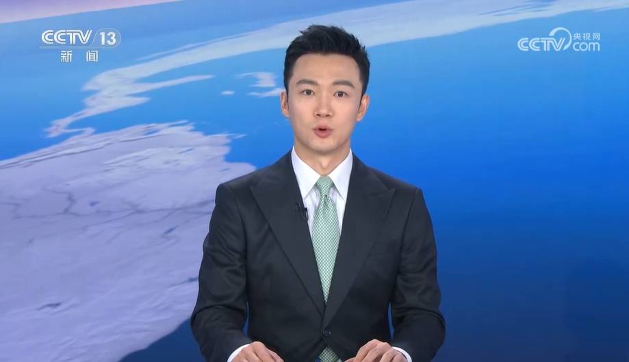 张韬此次身穿白西装主持新闻节目,更显得宛如一位翩翩白马王子