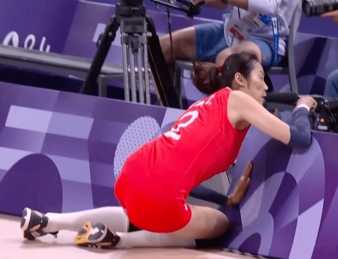 女排朱婷手腕受伤一幕,赛后手裹冰袋,无碍对轰瓦尔加斯?