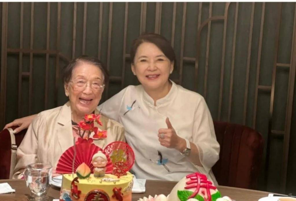 赞百岁老人是个宝,180斤女儿现身_嘉珍_何志平_妈妈