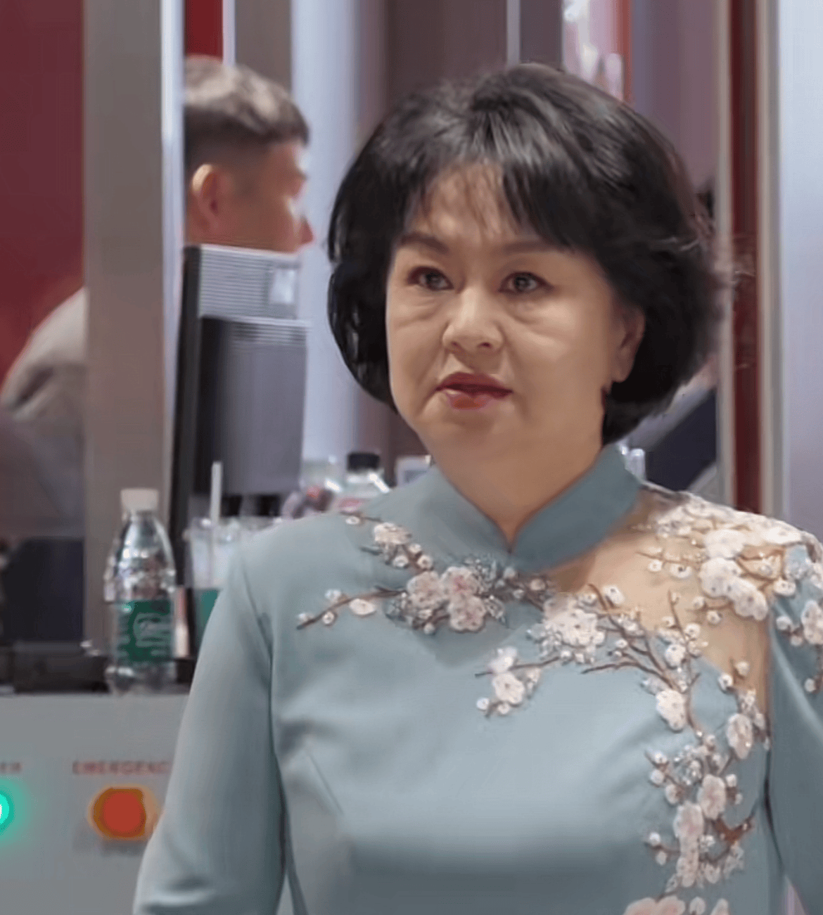 58岁鞠萍近照变化大!印第安纹明显一脸凶相,知情人曝其两副面孔_网友_