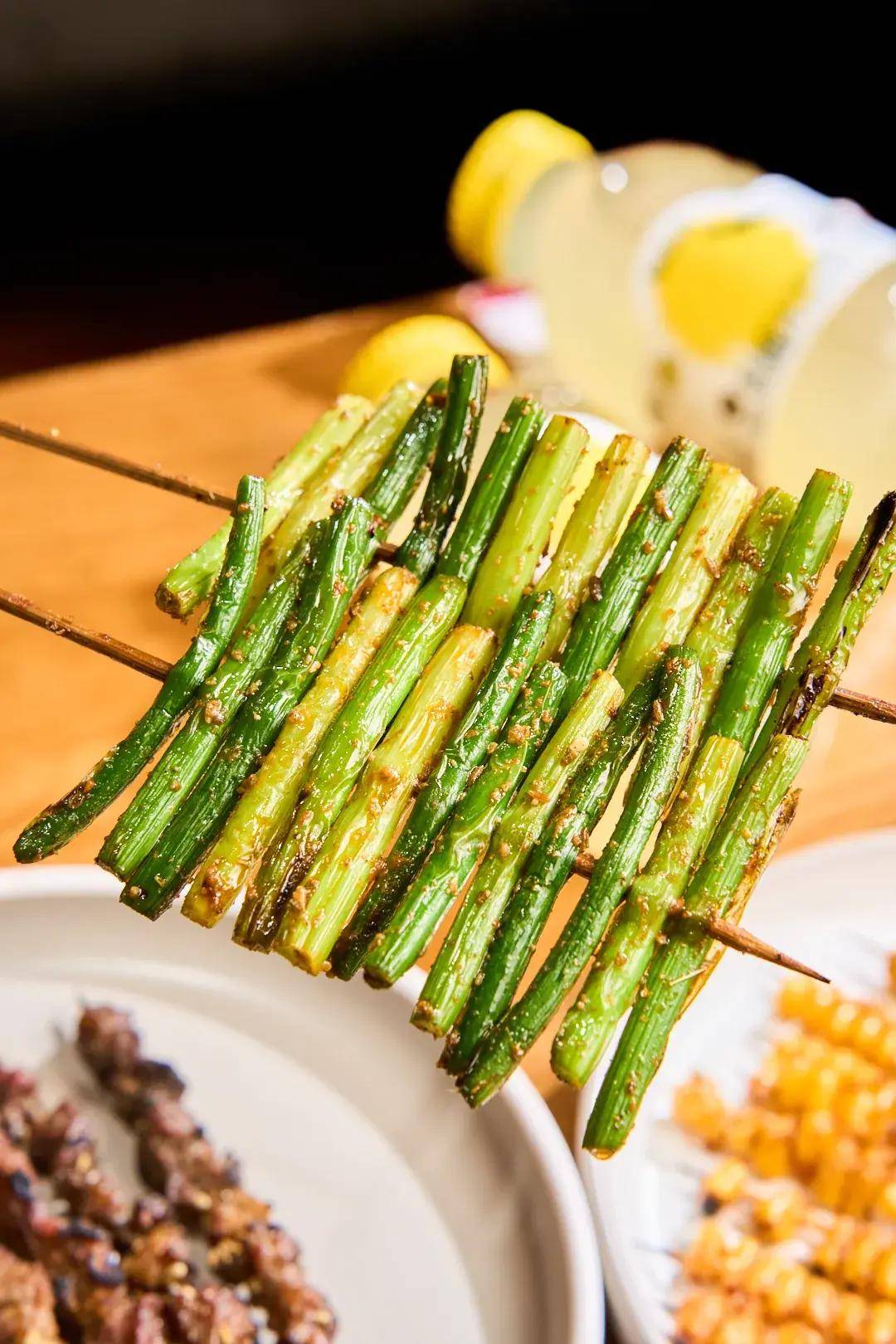 吃起来不仅是调料的肉卤酱香味,还混合着蒜苔的清香和水分,一般烧烤