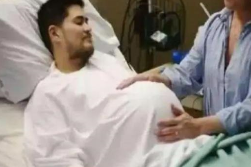 世界上第一个生孩子的"男人",已育有两男一女,如今还想生4胎