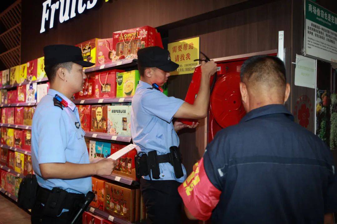 西安警方开展夏夜治安巡查宣防第二次集中统一行动