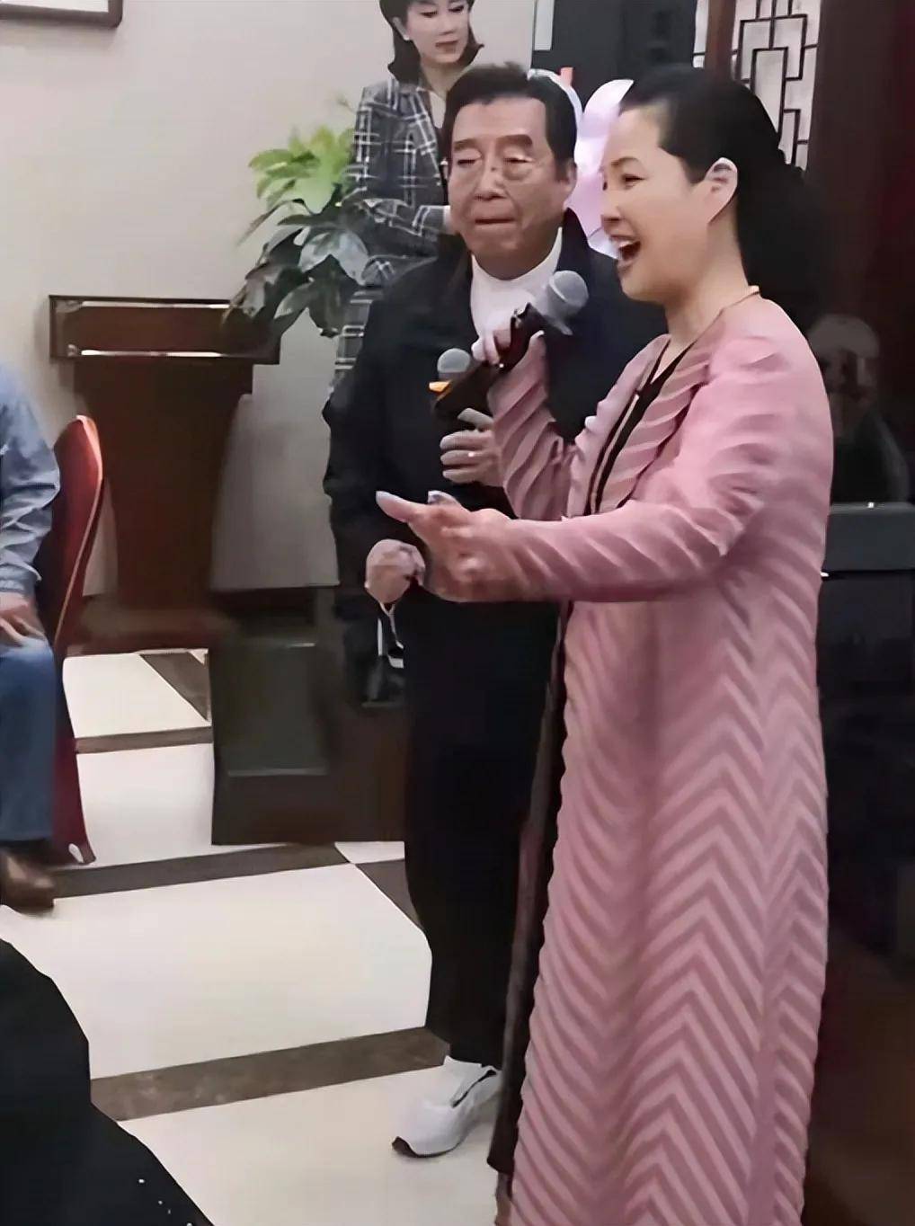 李双江夫妻被拍真实状态,他穿衬衫斯文儒雅,58岁梦鸽却老态龙钟穿粉衣