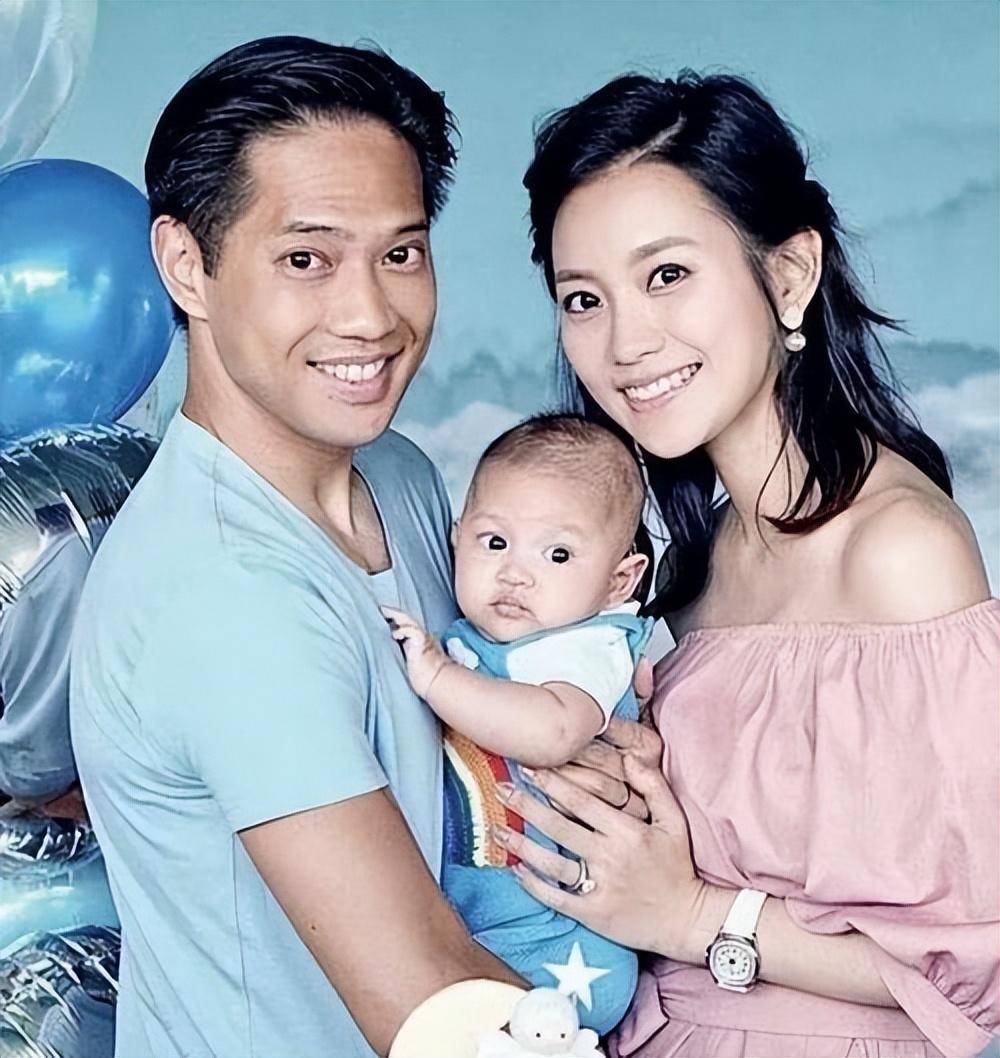 他表示自己是在决定离婚后才认识杨爱瑾的,而且在伍智恒患病期间,他也