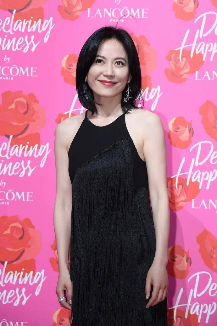 53岁俞飞鸿科技美后大变样,穿肚兜裙明艳四方,脸蛋紧致不出皱纹