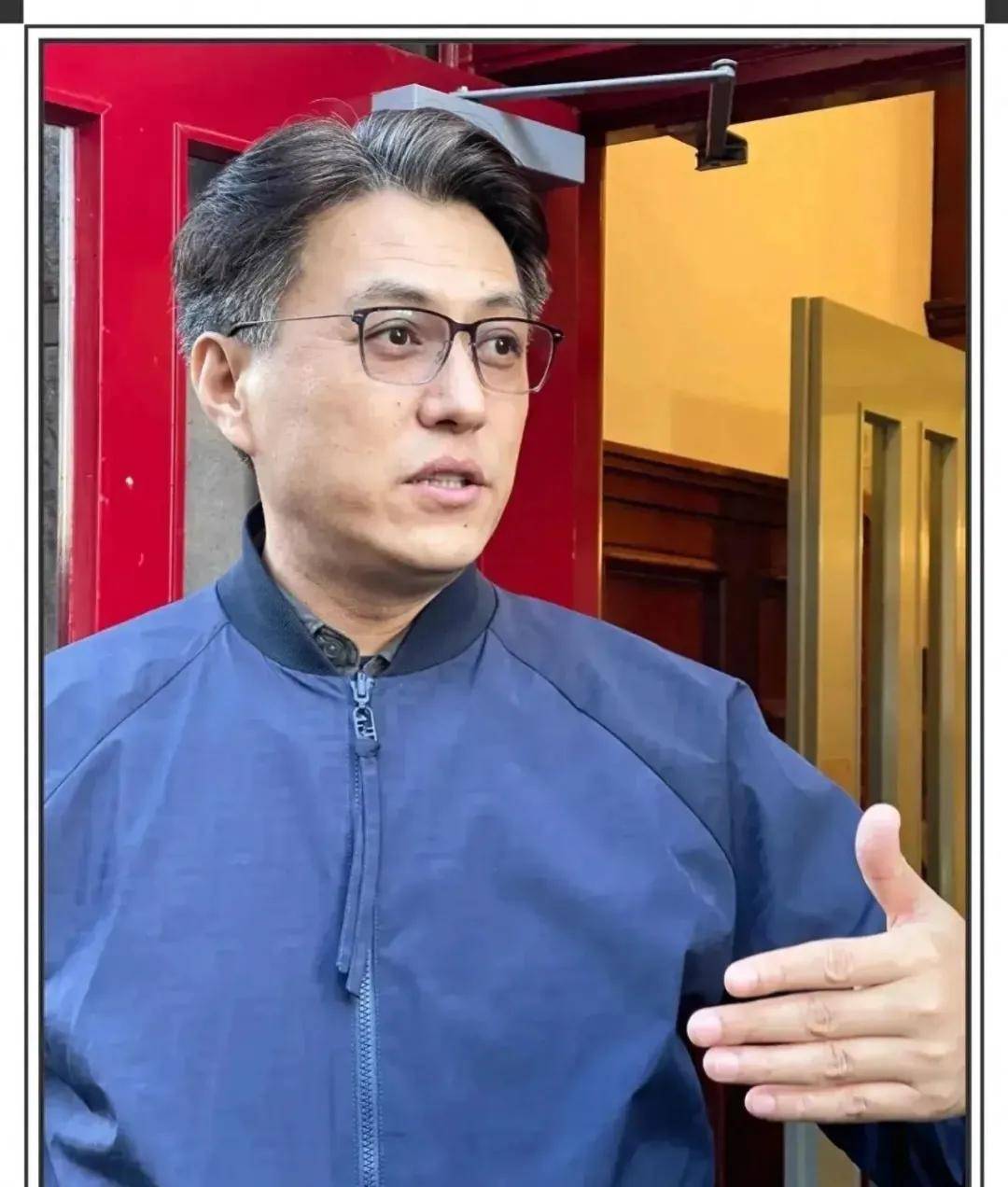 网友英国偶遇靳东,头发花白气质儒雅,略微发福显啤酒肚
