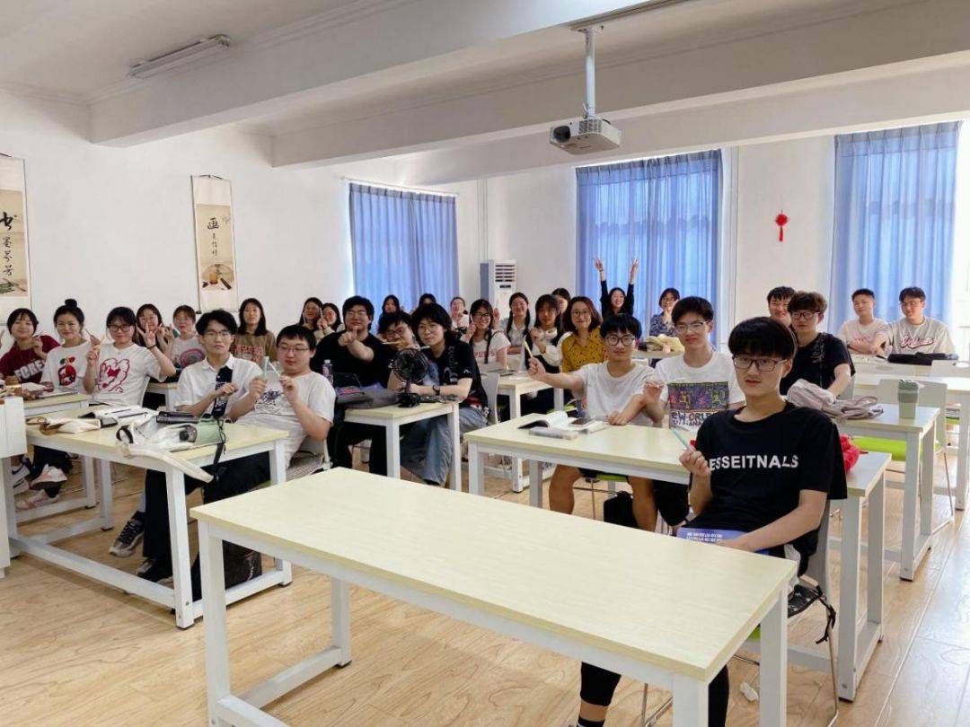 曹阳老师为2021级日语1班同学精心准备小礼物为了让同学们对插花感