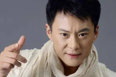 演员王斑:对妻子一见钟情,婚后交全部财产宠成富太,怕妻痛只生一子!