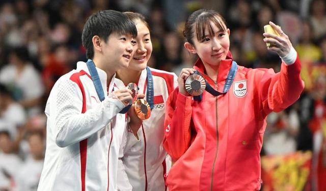 原创            日本乒乓球女将早田希娜晒合影赞樊振东网友热议-日本乒乓球运动员早田希娜简介