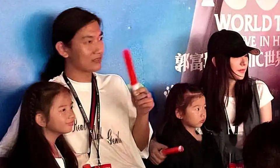 郭富城演唱会上的"宝藏女儿"，方媛大方让媒体拍照，网友：长得太漂亮了！-郭富城方媛官宣2015牵手图