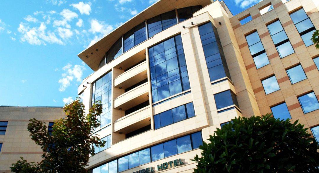 长荣桂冠酒店台籍经理剪掉五星红旗引发大陆游客愤怒!