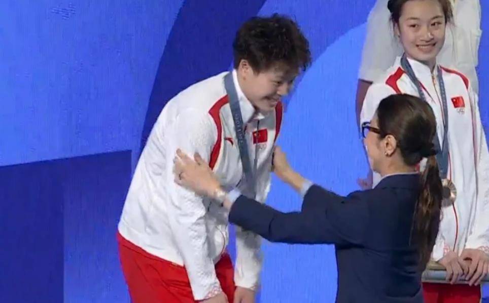 奥运会最难忘镜头 杨紫琼给全红婵师姐颁奖 樊振东打张本智和崩溃-杨紫琼获奖视频