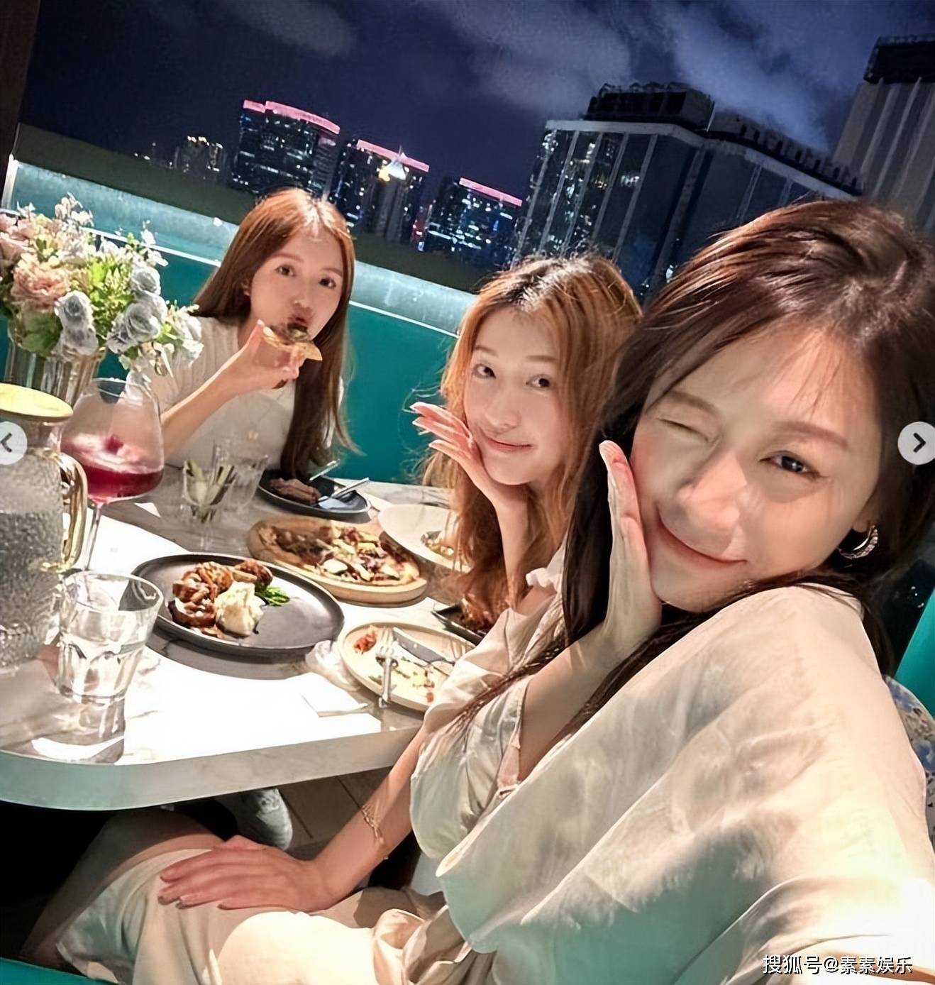 们一起到自己家的豪宅楼顶享受晚宴,年轻的她们一起做饭,一起品尝美食