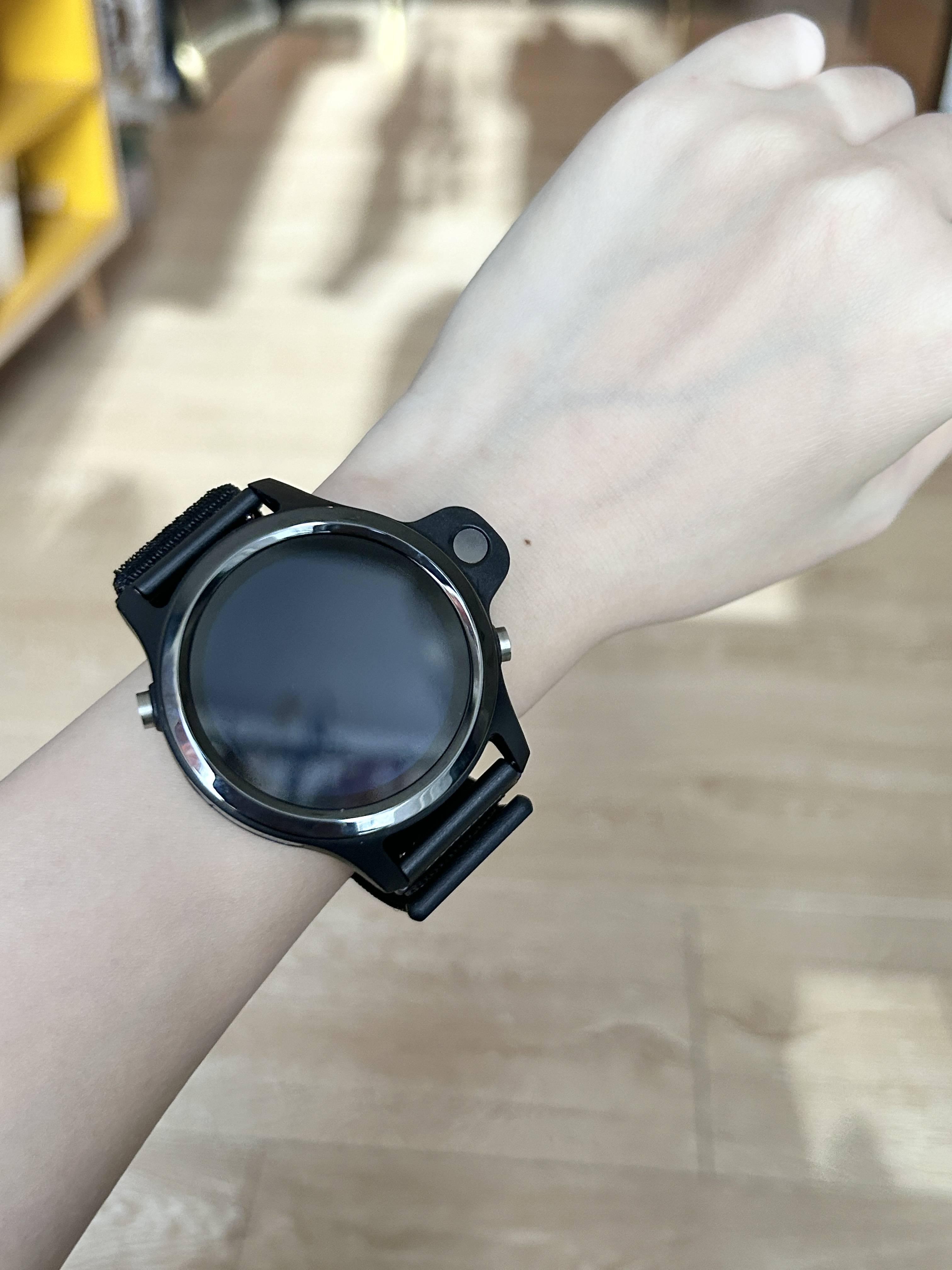 正确佩戴:确保手表正确佩戴在手腕上,按照说明书调整到合适的紧度,以