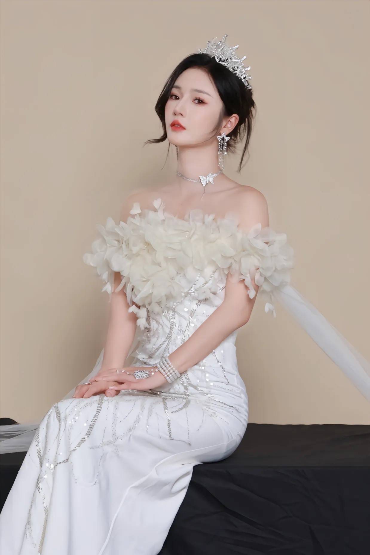 演技派新星胡冬晴,勇夺首届微短剧大典提名荣誉!