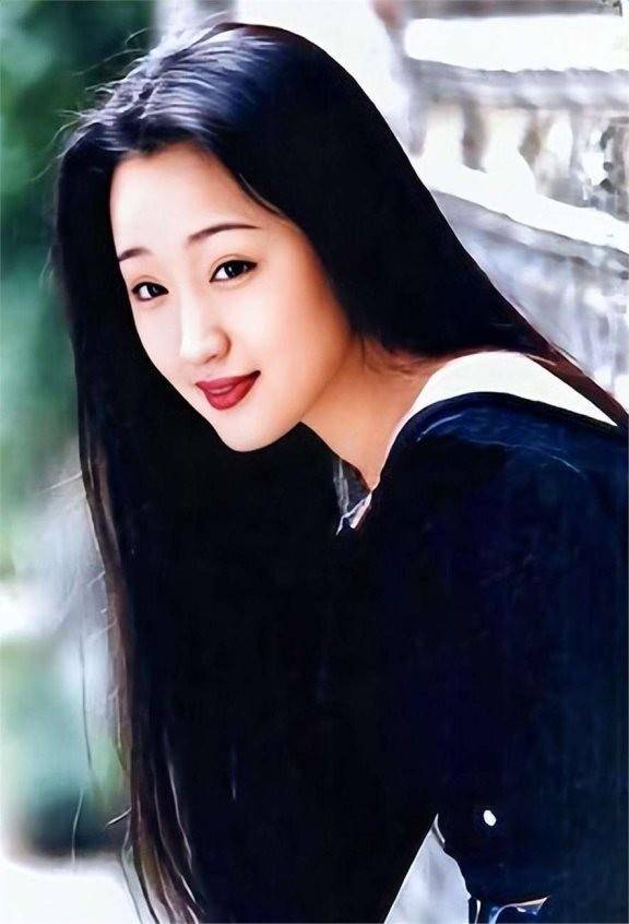 53岁至今"未婚"的杨钰莹,终归活成了"自我"!