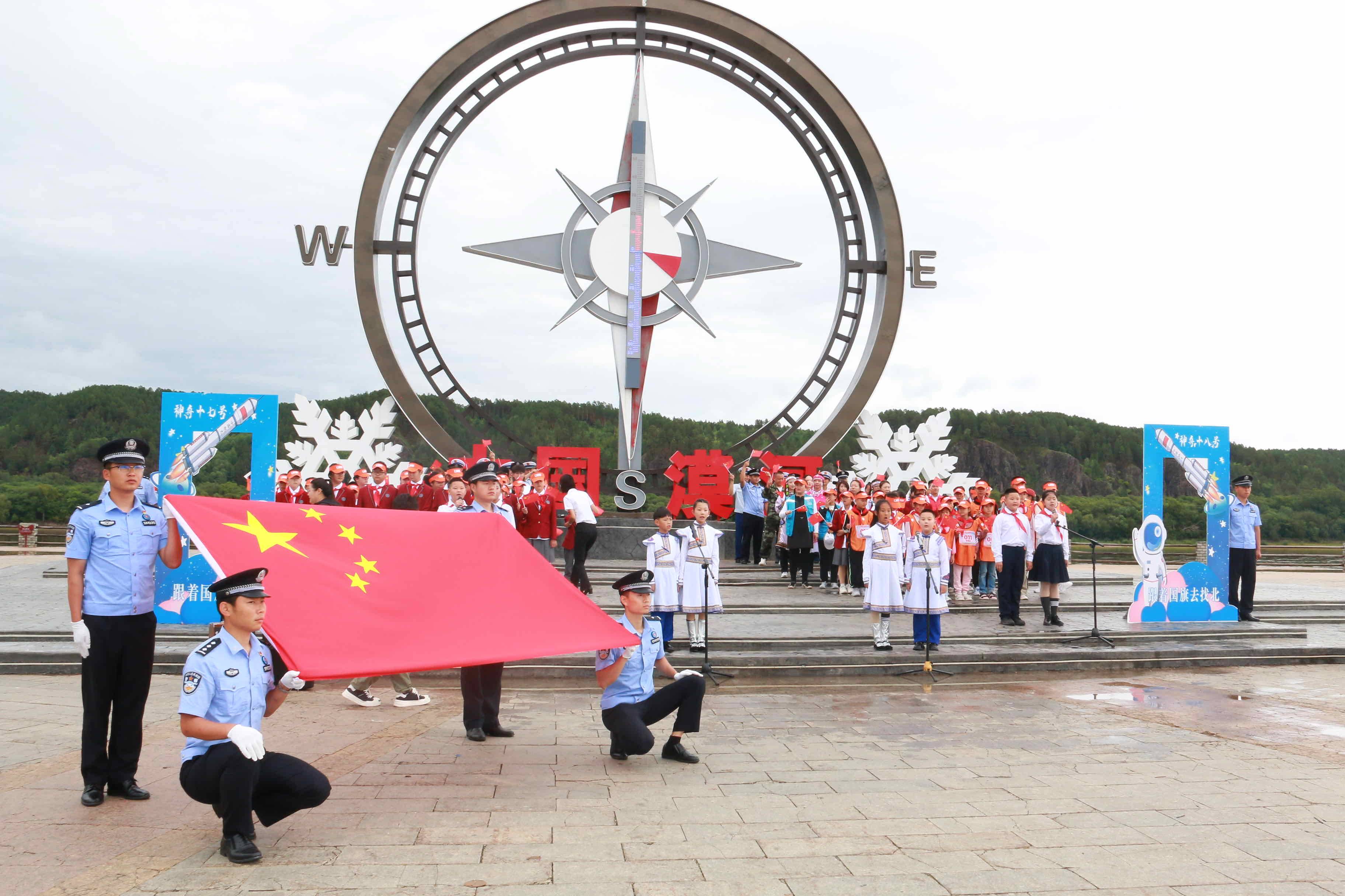 活动中传递的这面国旗,于4月25日随神舟十八号载人飞船进入太空,并在