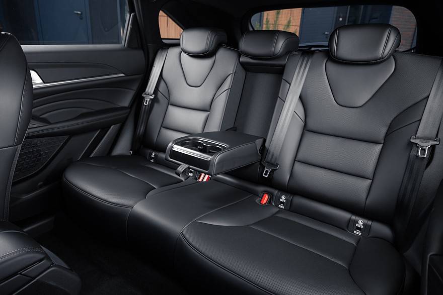 内饰方面,多媒体系统是新款哈弗f7的一大亮点,配备了大型中控屏和全