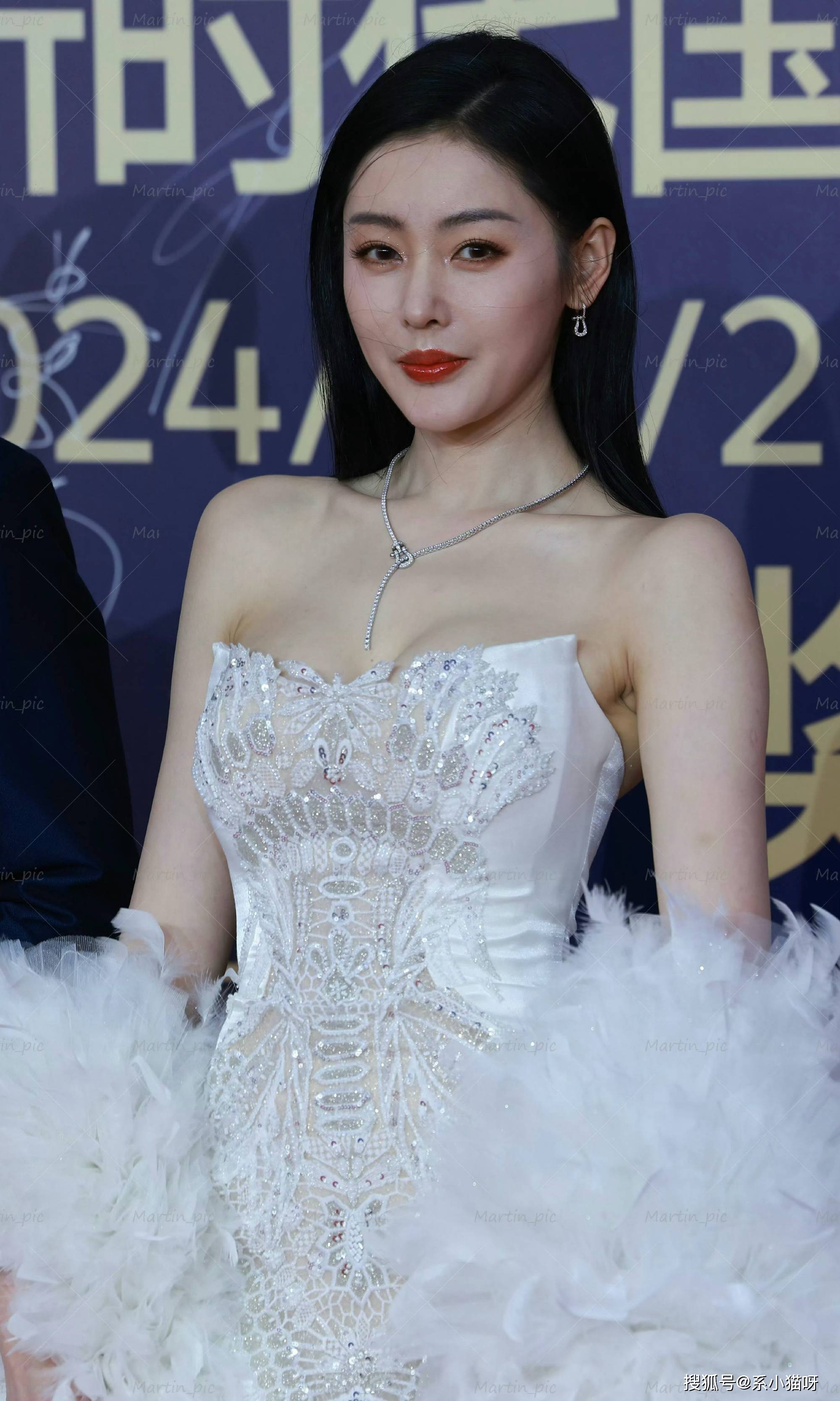 张天爱最新美照白色抹胸红唇诱人,网友:如同白天鹅一样美丽