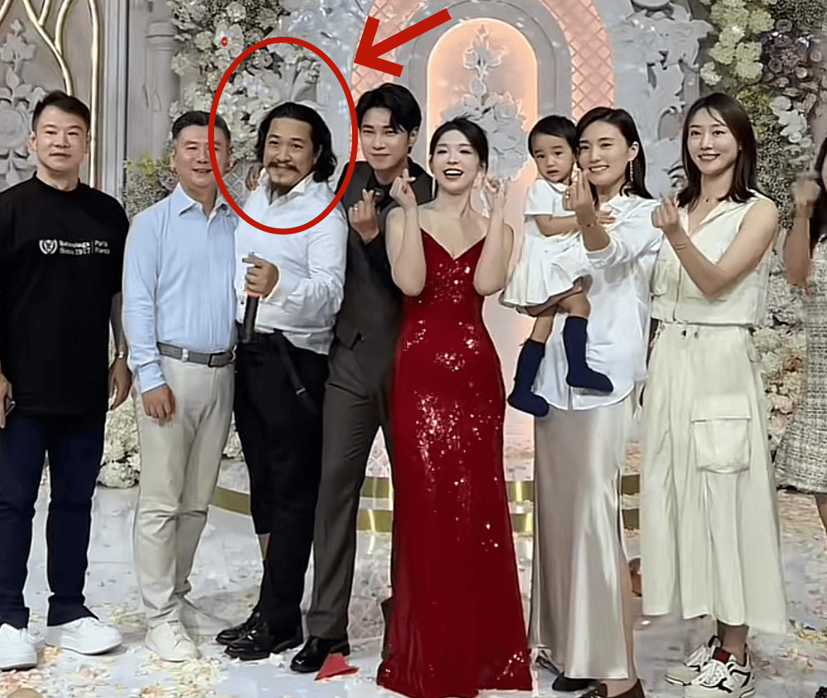 张丰毅儿子张博宇罕现身!胡子拉碴好有个性,亲妈继父早已魔怔