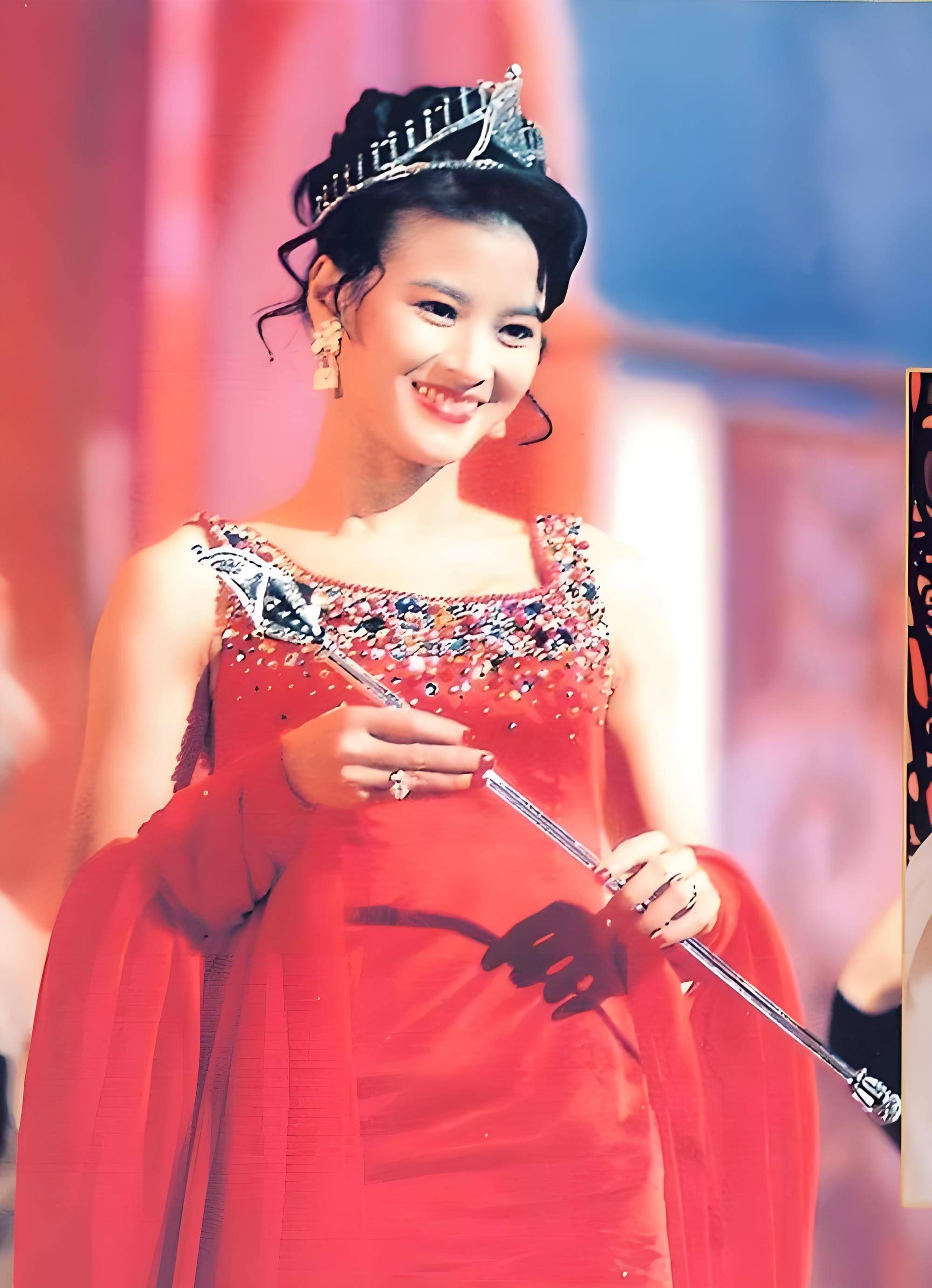 黎燕珊:亚视首位选美冠军,当红时王祖贤也要靠边站,如今怎样了