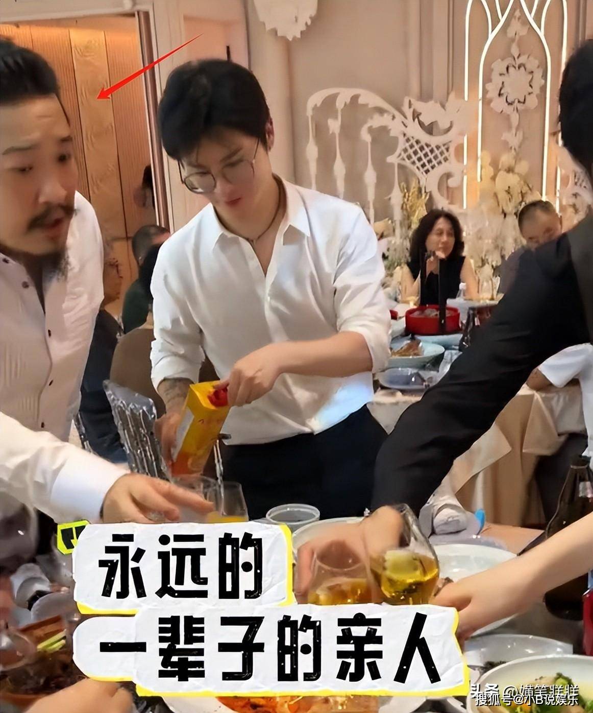 只有他自己的继父孙海英带着张博宇,一同出席见证,在