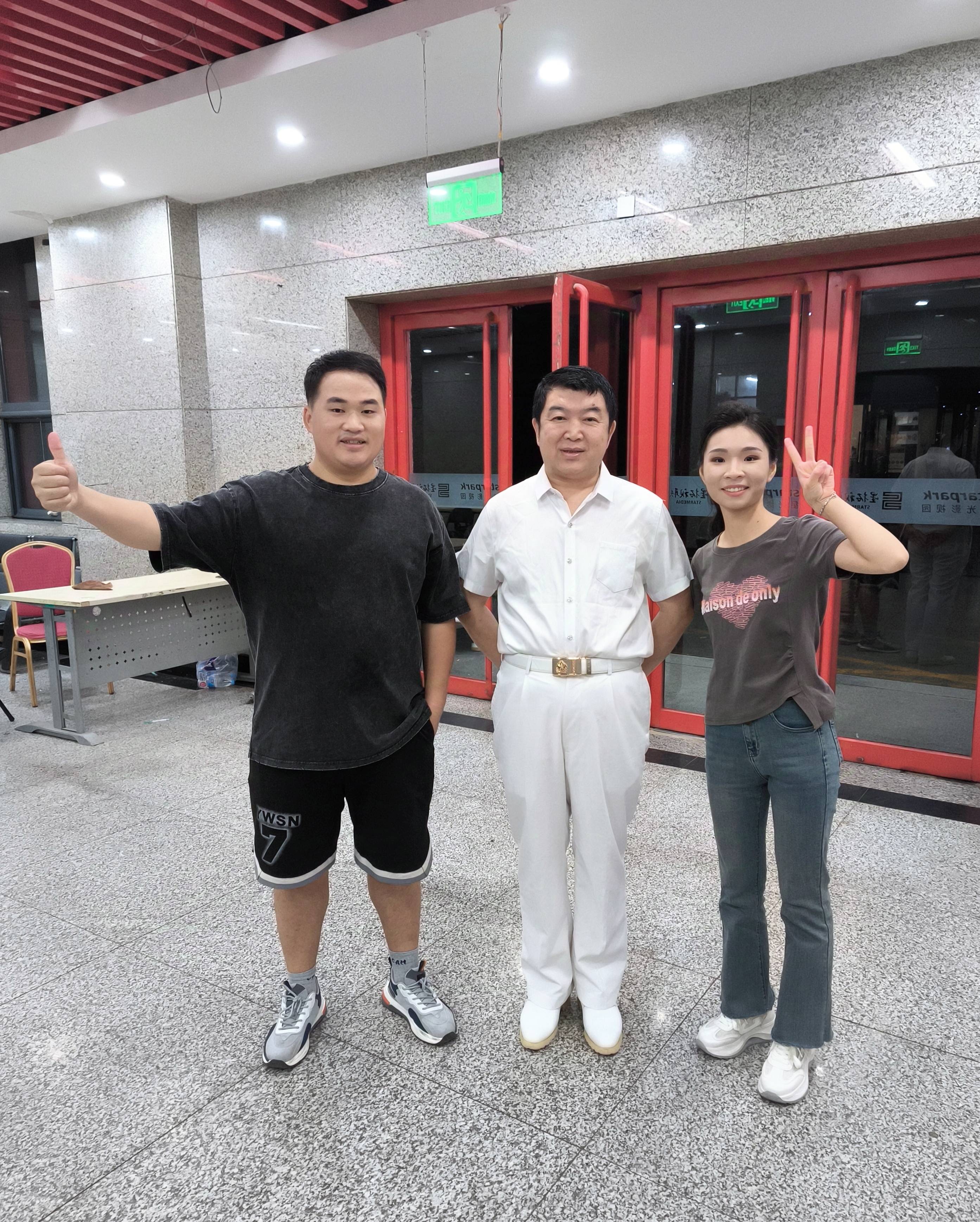 刘嘉有总制片人参加央视cctv~3综艺频道越战越勇节目录制_星光大道_眉