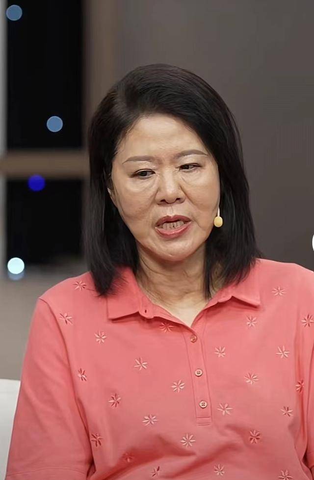 其实近看还好一点,脸部因为郎平夸张的表情也没有显得特别坚硬,但是她