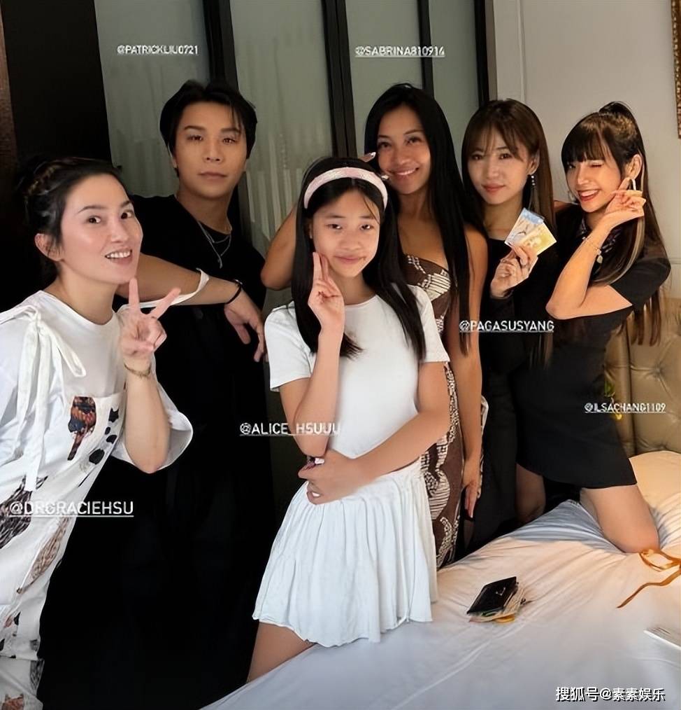 抽象的时尚女孩女人矢量。黑色和白色线艺术卡通上白色孤立。对双胞胎姐妹在一起。双子星座图库矢量图©AnnaArtBox 59198843, image size:974x1014