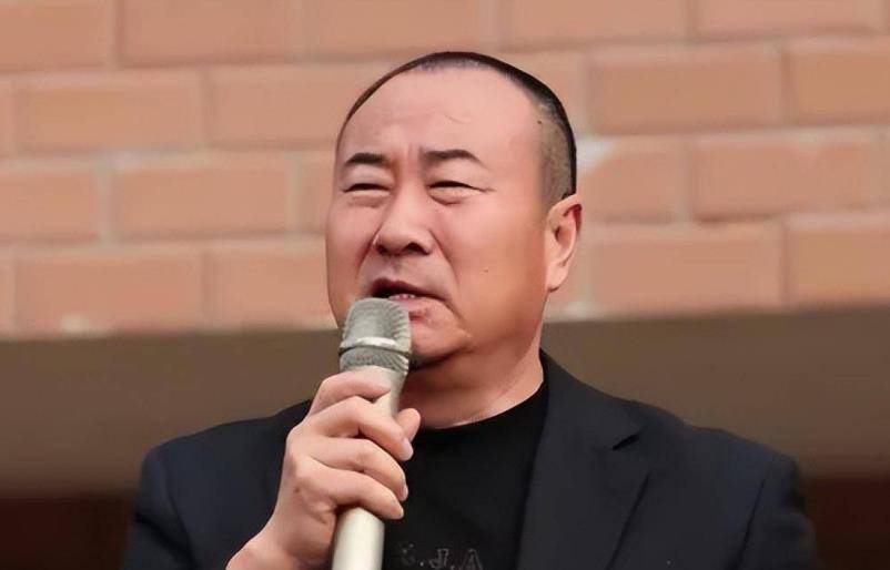 释小龙,这位曾经的童星,他的父亲陈同山是少林寺武僧团总教头,也是