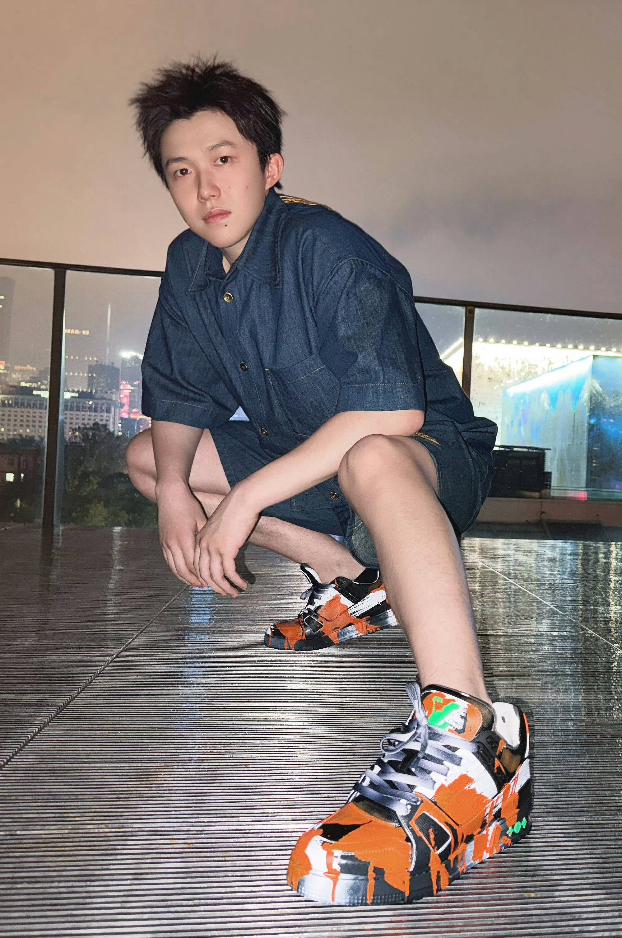 王楚钦晒出的照片上,头发抓了好看的造型,穿了一双非常时尚的鞋子